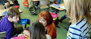 Mechthild Velten mit Schülern. Wie lange Sie ihre Stelle noch haben wird, ist ungewiss.