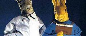 Peter Liechti porträtiert seine Eltern  in Gestalt von Hasenpuppen.