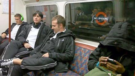 Grübeln unter der Erde. Joachim Löw und sein Team fuhren am Dienstag mit der Londoner U-Bahn - dank eines PR-Termins zum 150. Geburtstag des englischen Fußballverbands und der Londoner U-Bahn.
