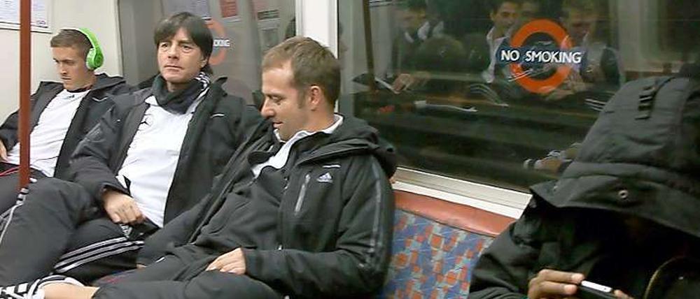 Grübeln unter der Erde. Joachim Löw und sein Team fuhren am Dienstag mit der Londoner U-Bahn - dank eines PR-Termins zum 150. Geburtstag des englischen Fußballverbands und der Londoner U-Bahn.
