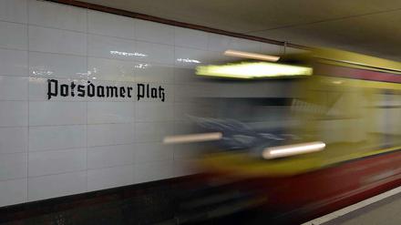 Von der Sperrung sind auch die Haltestellen Potsdamer Platz, Brandenburger Tor, Friedrichstraße (tief) und Oranienburger Tor betroffen.