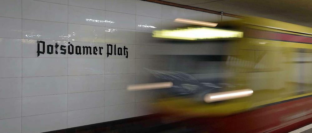 Von der Sperrung sind auch die Haltestellen Potsdamer Platz, Brandenburger Tor, Friedrichstraße (tief) und Oranienburger Tor betroffen.