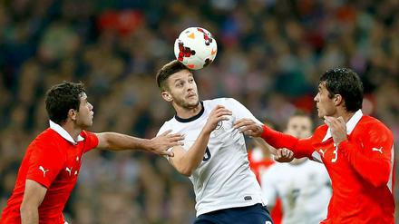Southamptons Adam Lallana (Mitte) spielte schon gegen Chile.
