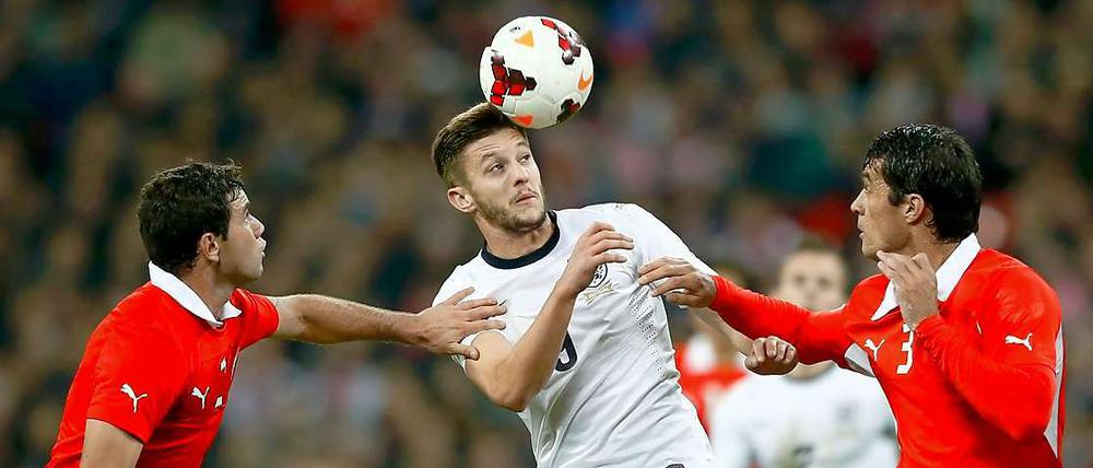 Southamptons Adam Lallana (Mitte) spielte schon gegen Chile.