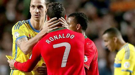 Ibrahimovic herzt Ronaldo.
