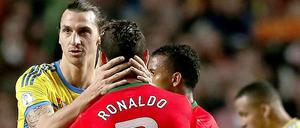 Ibrahimovic herzt Ronaldo.
