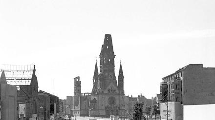 Auch 1952 waren die massiven Zerstörungen aus dem Zweiten Weltkrieg noch deutlich erkennbar.
