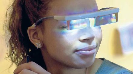 Junge Frau mit Lichtbrille.