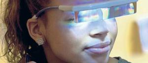 Junge Frau mit Lichtbrille.