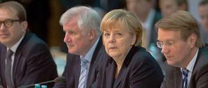 Der CSU-Generalsekretär Alexander Dobrindt (l-r) der CSU-Vorsitzende Horst Seehofer, die amtierende Bundeskanzlerin Angela Merkel und der amtierende Kanzleramtsminister Roland Pofalla (beide CDU)