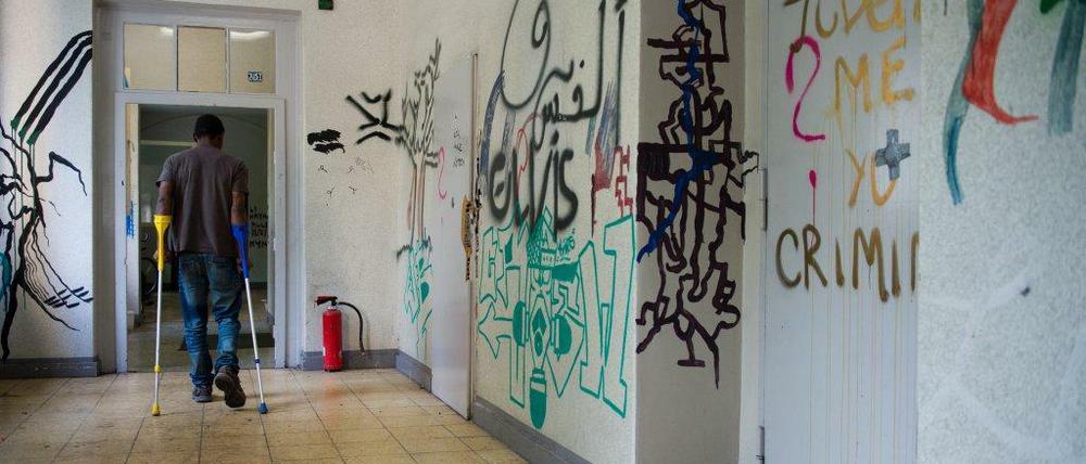 Kreuzbergs Bezirksbürgermeisterin Monika Hermann sieht untragbare Zustände in der von Flüchtlingen besetzten Schule.