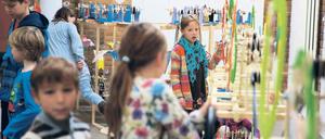 Am Rad drehen. Schüler der Grundschule im Blumenviertel in Prenzlauer Berg probieren ihre selbst gebauten Maschinen aus. Foto: Björn Kietzmann