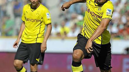 Mats Hummels (r.) und Marcel Schmelzer können nach ihren Verletzungen vorerst nicht mehr gegen den Ball treten.