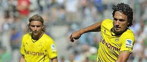 Mats Hummels (r.) und Marcel Schmelzer können nach ihren Verletzungen vorerst nicht mehr gegen den Ball treten.