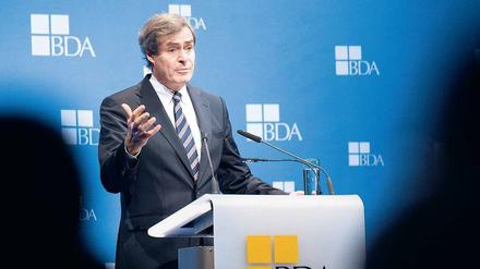 Ingo Kramer, neuer BDA-Präsident, steht vor einem Mikrofon, im Hintergrund das Logo der BDA.
