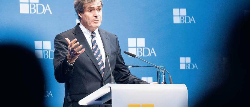 Ingo Kramer, neuer BDA-Präsident, steht vor einem Mikrofon, im Hintergrund das Logo der BDA.