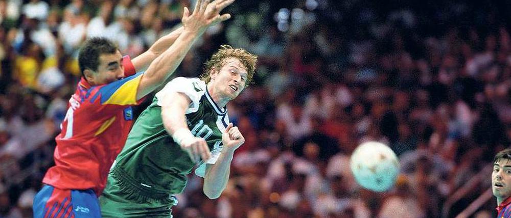 Wie die Zeit vergeht… Kreisläufer Thomas Knorr (Mitte) bei Olympia 1996 gegen Spaniens Talant Duschebajew (links).