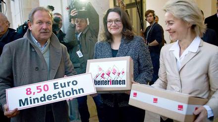 Am Sonnabend brachte Verdi-Chef Frank Bsirske, Andrea Nahles (SPD) und Arbeitsministerin von der Leyen (CDU) persönlich tausende Unterschriften für den Mindestlohn vorbei.