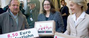 Am Sonnabend brachte Verdi-Chef Frank Bsirske, Andrea Nahles (SPD) und Arbeitsministerin von der Leyen (CDU) persönlich tausende Unterschriften für den Mindestlohn vorbei.