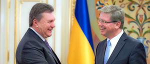 Viktor Janukovich (L) mit EU-Kommissar Stefan Füle.