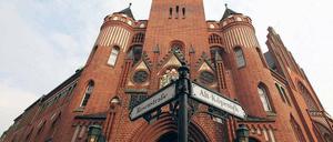 Eine wahre Pracht, das Rathaus. Doch ringsherum gibt es viel Ärger. Die wenigen kostenfreien Parkplätze sollen wegfallen.