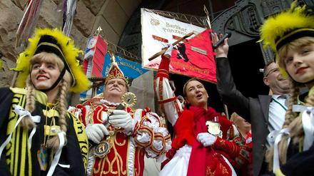 Charlottenburg flippt aus. Das Berliner Prinzenpaar, Prinz Eddi I. und Prinzessin Katharina I., haben sich hübsch gemacht, es ist ja der 11.11. 11.11 Uhr. Zeit, um mal wieder das Rathaus zu stürmen.