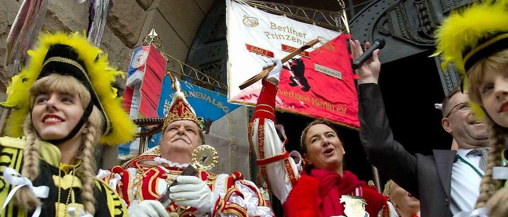 Charlottenburg flippt aus. Das Berliner Prinzenpaar, Prinz Eddi I. und Prinzessin Katharina I., haben sich hübsch gemacht, es ist ja der 11.11. 11.11 Uhr. Zeit, um mal wieder das Rathaus zu stürmen.