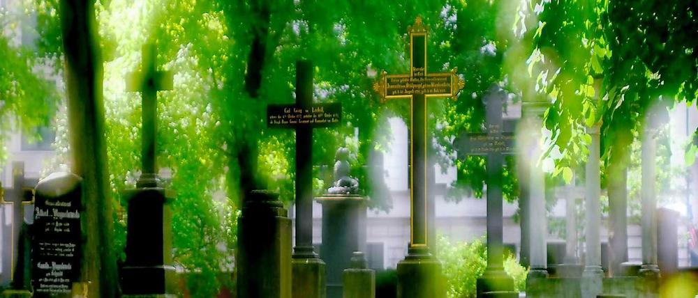 Da können die Friedhöfe wie hier der Alte Garnisonfriedhof in der Rosenthaler Straße noch so schön sein: Für viele Zugereiste ist die Vorstellung, in Berlin begraben zu werden, eine mehr als seltsame.
