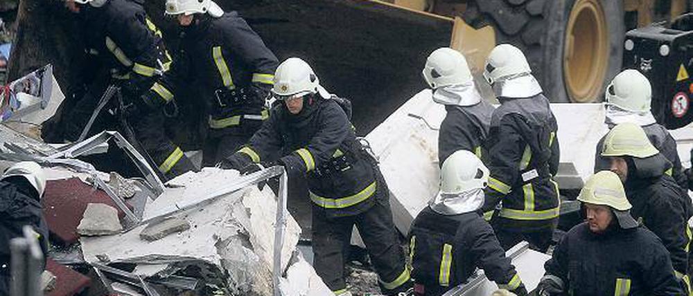 Rettungskräfte suchen in den Trümmern weiter nach Verschütteten. Foto: dpa