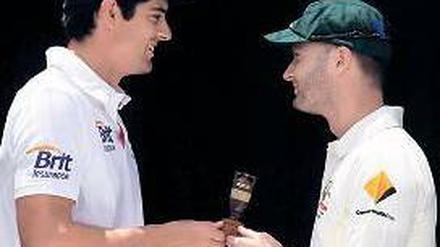 Eine Hand an der Urne. Australiens Kapitän Michael Clarke (rechts) und Englands Alastair Cook kämpfen ab heute mit ihren Teams um die wohl kleinste Trophäe der Welt.