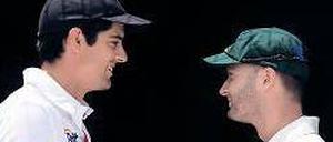 Eine Hand an der Urne. Australiens Kapitän Michael Clarke (rechts) und Englands Alastair Cook kämpfen ab heute mit ihren Teams um die wohl kleinste Trophäe der Welt.