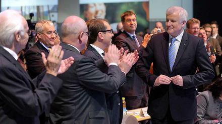 Das Wahlergebnis für Horst Seehofer stimmt - aber die unsichtbaren Geister sitzen mit am Tisch.