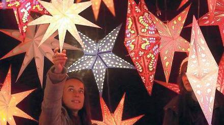 Schön schmücken. In der ganzen Stadt hängen auch am zweiten Adventswochenende wieder die Weihnachtssterne.