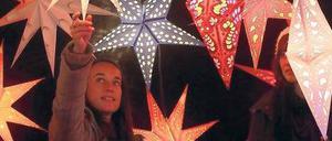 Schön schmücken. In der ganzen Stadt hängen auch am zweiten Adventswochenende wieder die Weihnachtssterne.