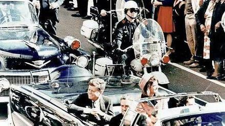 Auftakt einer Tragödie. John F. Kennedy und Jacqueline Kennedy werden am 22. November 1963 durch Dallas gefahren. Das Bild entstand wenige Augenblicke vor dem Attentat.