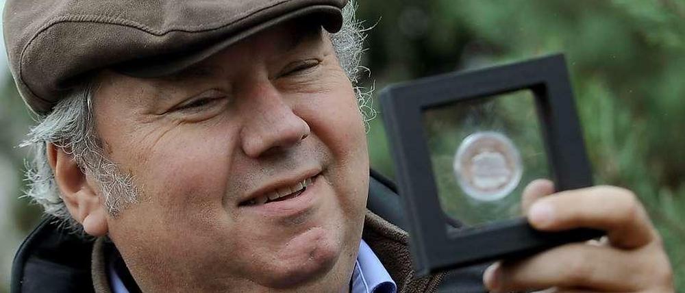 Teilt nicht die Meinung der Massen: Zoodirektor Bernhard Blaszkiewitz war auch kein Fan des Eisbären Knut, auch wenn er hier eine Knut-Gedenkmünze betrachtet.