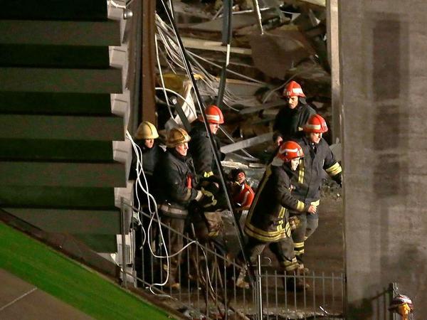 Feuerwehrleute bergen Verletzte.