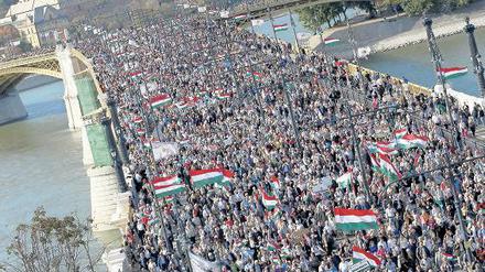 Anhänger von Viktor Orbán demonstrieren zum Nationalfeiertag am 23. Oktober auf der Budapester Margaretenbrücke.