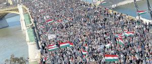 Anhänger von Viktor Orbán demonstrieren zum Nationalfeiertag am 23. Oktober auf der Budapester Margaretenbrücke.