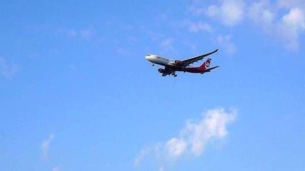 Im Tiefflug über Spandau. Im Bild ein Flugzeug, das gerade in Tegel gestartet ist und die Havel überquert.