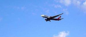 Im Tiefflug über Spandau. Im Bild ein Flugzeug, das gerade in Tegel gestartet ist und die Havel überquert.