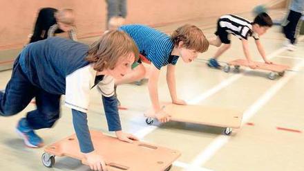 Da kommt was ins Rollen. Die Piraten-AG dieser Grundschule in Prenzlauer Berg wird von einer Vereinstrainerin geleitet. Foto: Engler/LSB