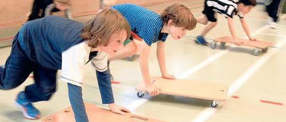 Da kommt was ins Rollen. Die Piraten-AG dieser Grundschule in Prenzlauer Berg wird von einer Vereinstrainerin geleitet. Foto: Engler/LSB