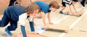 Da kommt was ins Rollen. Die Piraten-AG dieser Grundschule in Prenzlauer Berg wird von einer Vereinstrainerin geleitet. Foto: Engler/LSB