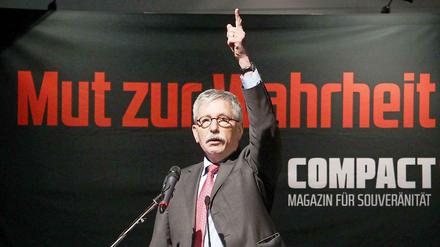 Thilo Sarrazin spricht auf dem Podium.