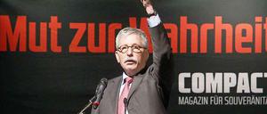 Thilo Sarrazin spricht auf dem Podium.