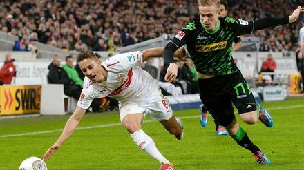 Zum Fallen gebracht. Oscar Wendt und seine Gladbacher setzten sich im Freitagsspiel der Fußball-Bundesliga mit 1:0 gegen den VfB Stuttgart durch (Szene mit Moritz Leitner/links). 