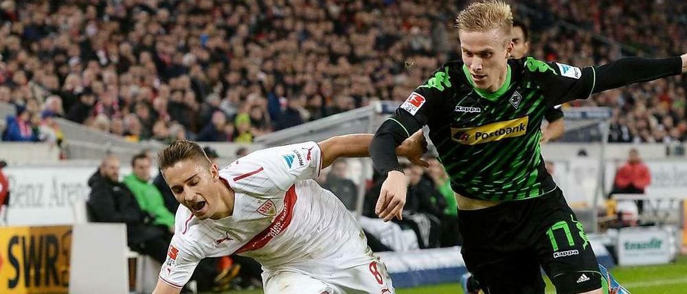 Zum Fallen gebracht. Oscar Wendt und seine Gladbacher setzten sich im Freitagsspiel der Fußball-Bundesliga mit 1:0 gegen den VfB Stuttgart durch (Szene mit Moritz Leitner/links). 