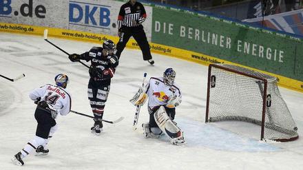 Da schlägt der Puck ein. Beim Wiedersehen mit Ex-Trainer Pierre Page setzten sich die Eisbären mit 5:2 gegen den München durch. 