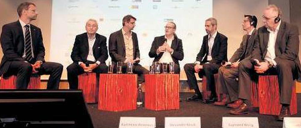Selbsthilfegruppe. Karl-Heinz Remmers (4. v. links) diskutiert auf seinem "Forum Solarpraxis" mit Chefs von Fotovoltaikfirmen die Lage. 